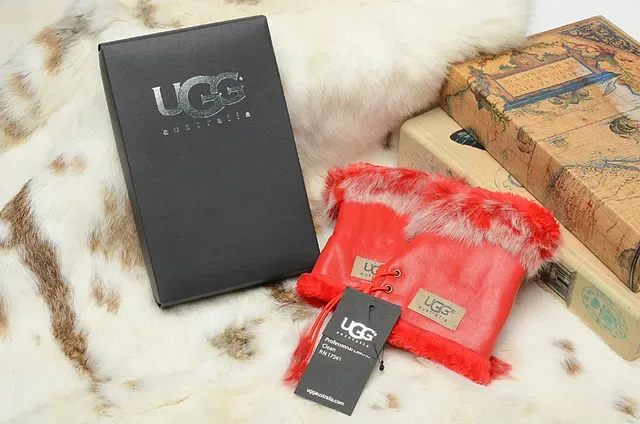 UGG चामড়া फार-ट्रिम्ड पाउच बकेट बैग 9