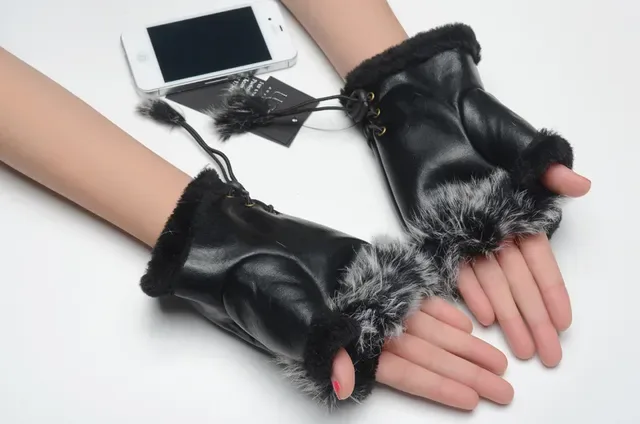 UGG चामড়া फार-ट्रिम्ड पाउच बकेट बैग 11