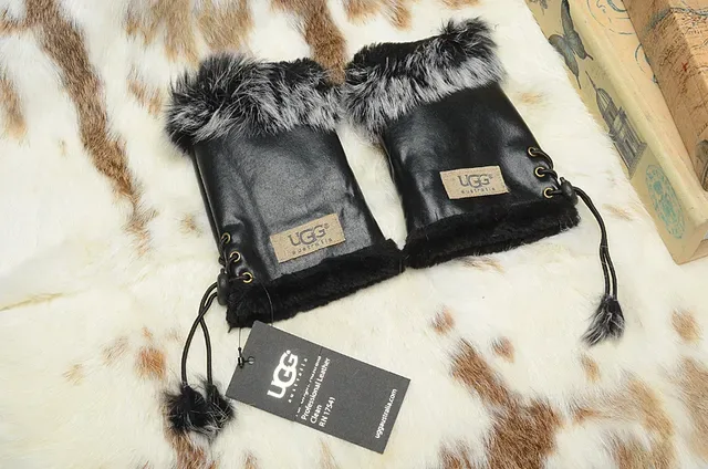 UGG चामড়া फार-ट्रिम्ड पाउच बकेट बैग 16