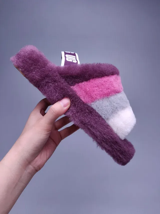 Chaussons UGG Fuzzy à rayures multicolores avec sangle 5