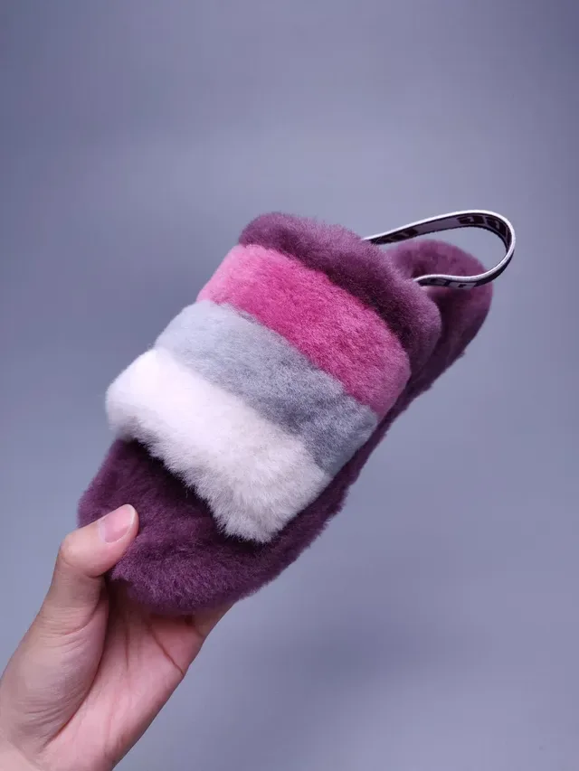 Chaussons UGG Fuzzy à rayures multicolores avec sangle 6