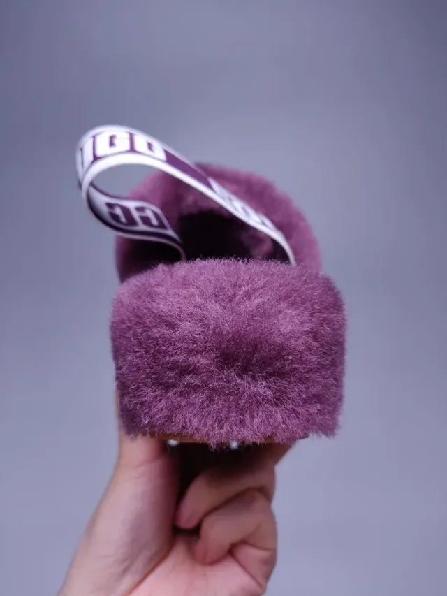Chaussons UGG Fuzzy à rayures multicolores avec sangle 7