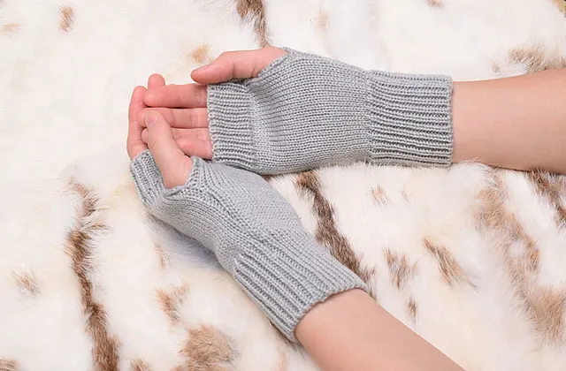 UGG Gray Fingerless Knit Gloves 2