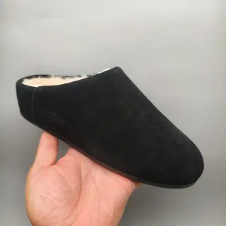 UGG Tasman حذاء منزلي أسود من السويدي مبطن بجلد الغنم