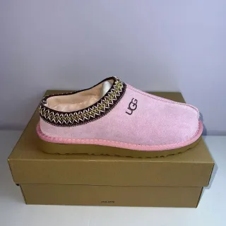 UGG Tasman أحذية كاجوال بلون بينك براون مع علوة سويدي محترف وزينة منسوجة وكولار