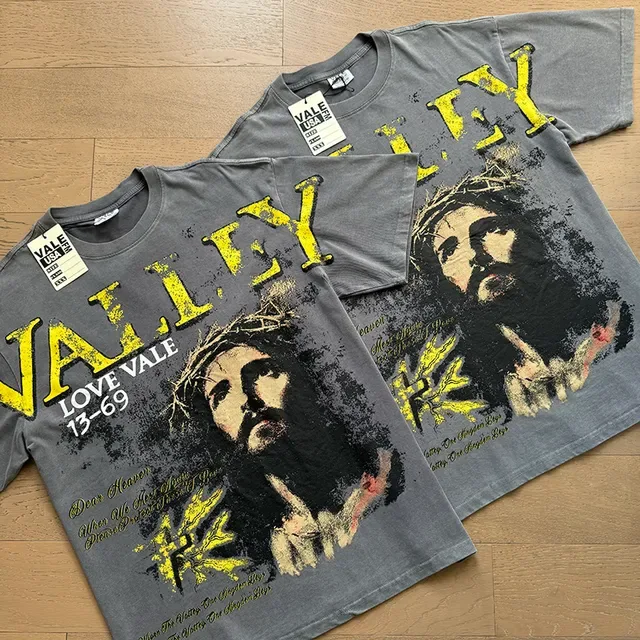 تي شيرت Vale Forever رمادي بطبعة دينية متهالكة 2