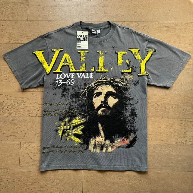 تي شيرت Vale Forever رمادي بطبعة دينية متهالكة 3