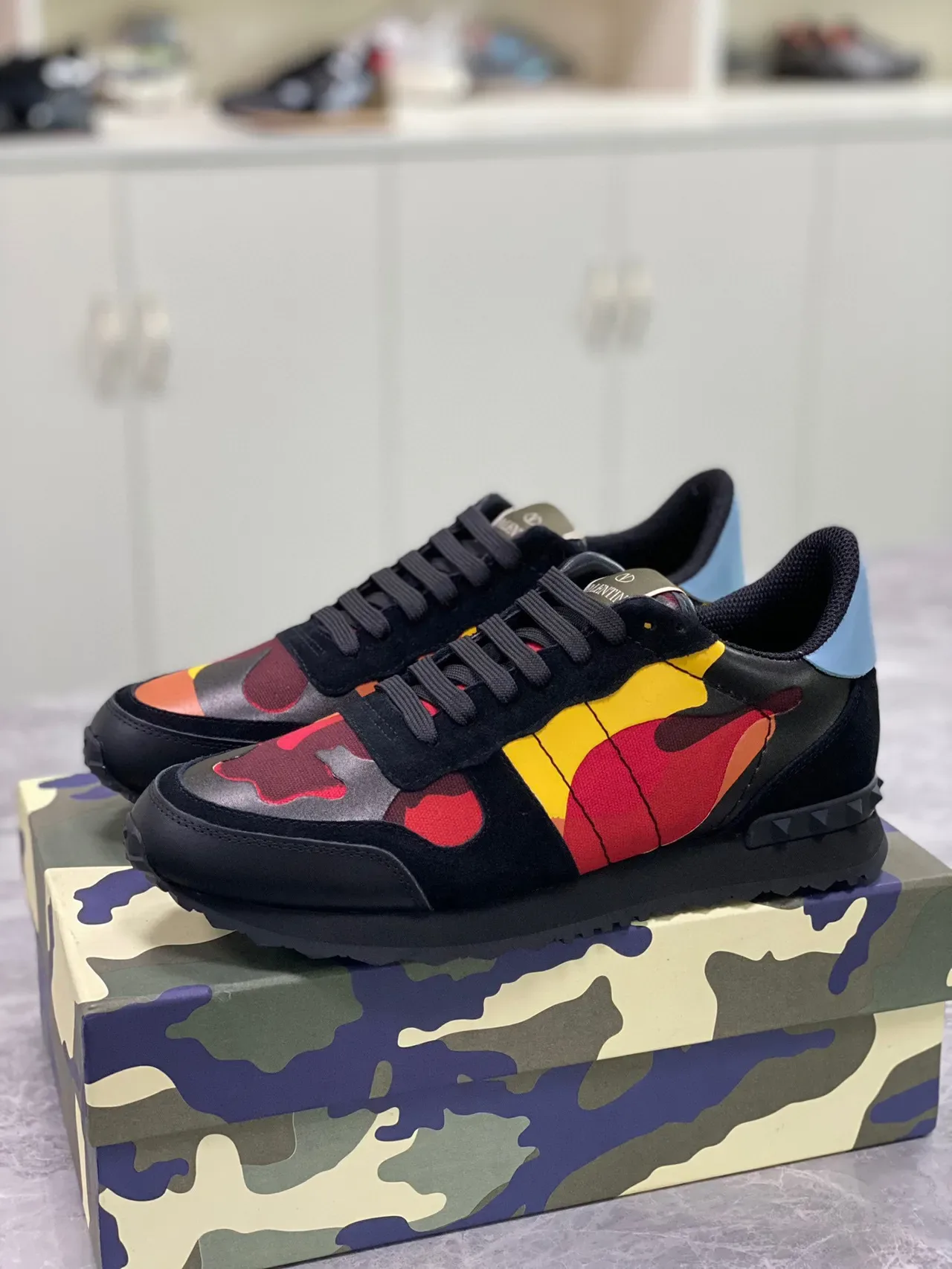 Valentino Sneakers Lifestyle Noir Multicolore Imprimé Camouflage Suede Et Textile 1