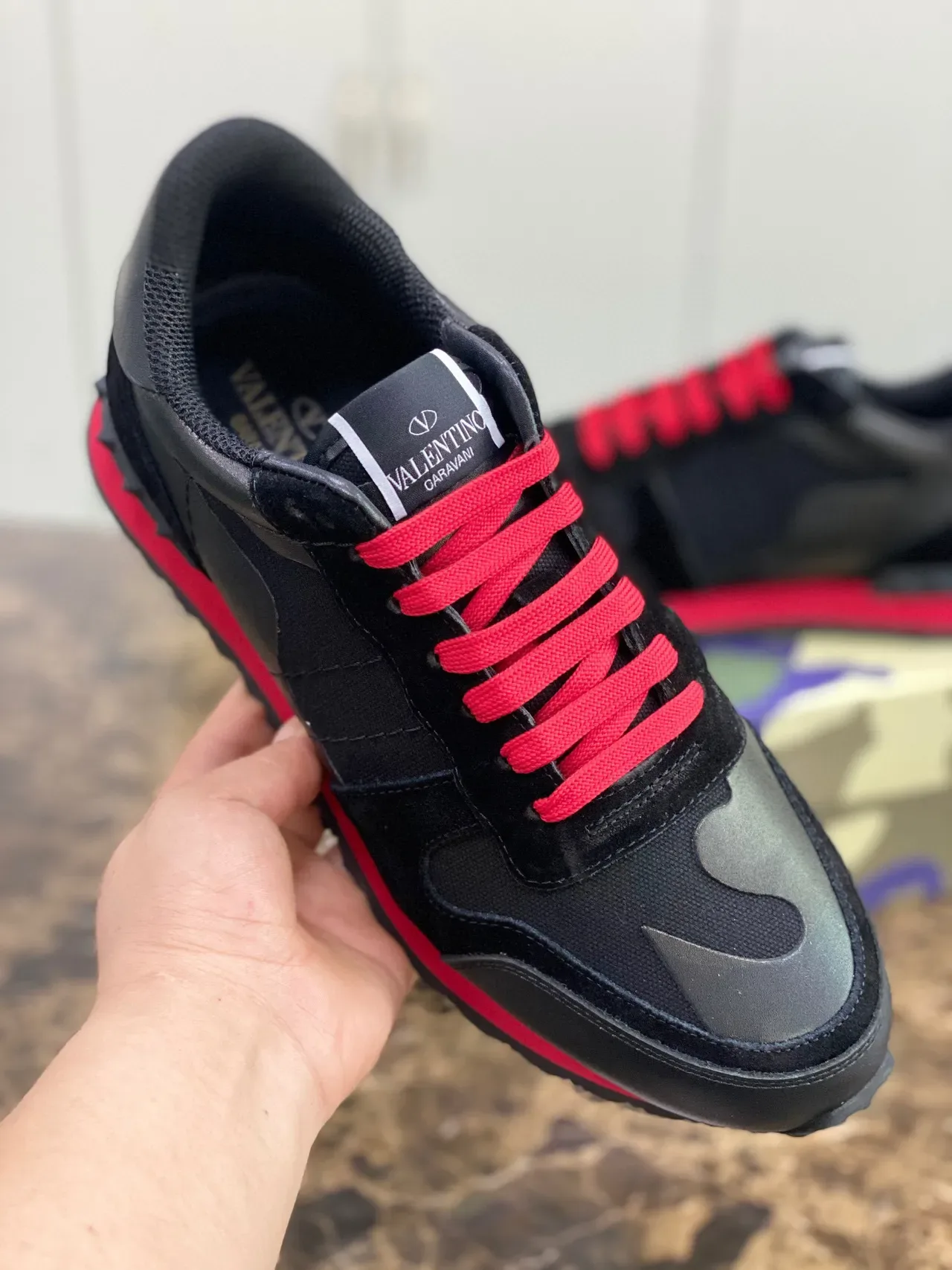 Valentino Sneakers Lifestyle en Matériau Mixte à Panneaux Camo en Noir et Rouge 2