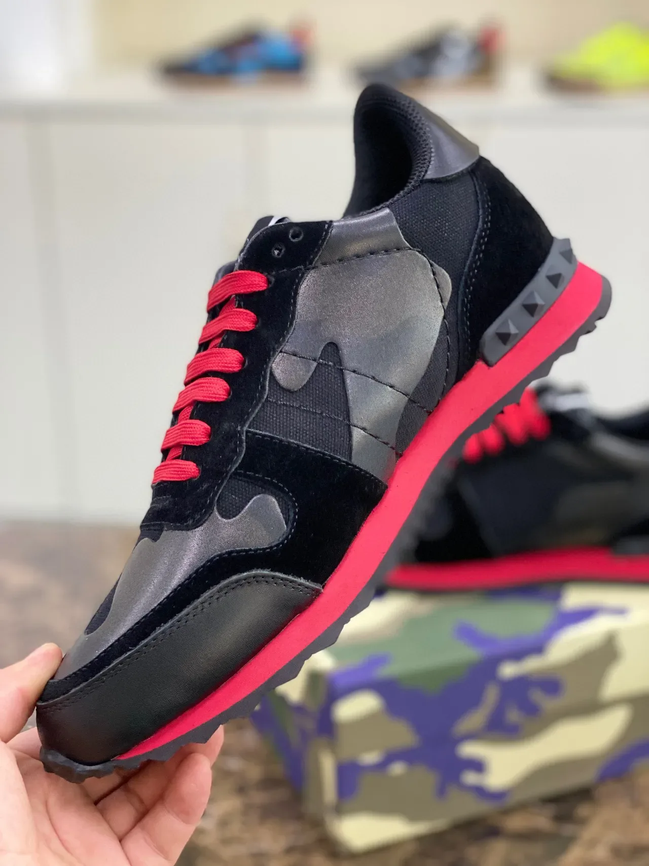 Valentino Sneakers Lifestyle en Matériau Mixte à Panneaux Camo en Noir et Rouge 3