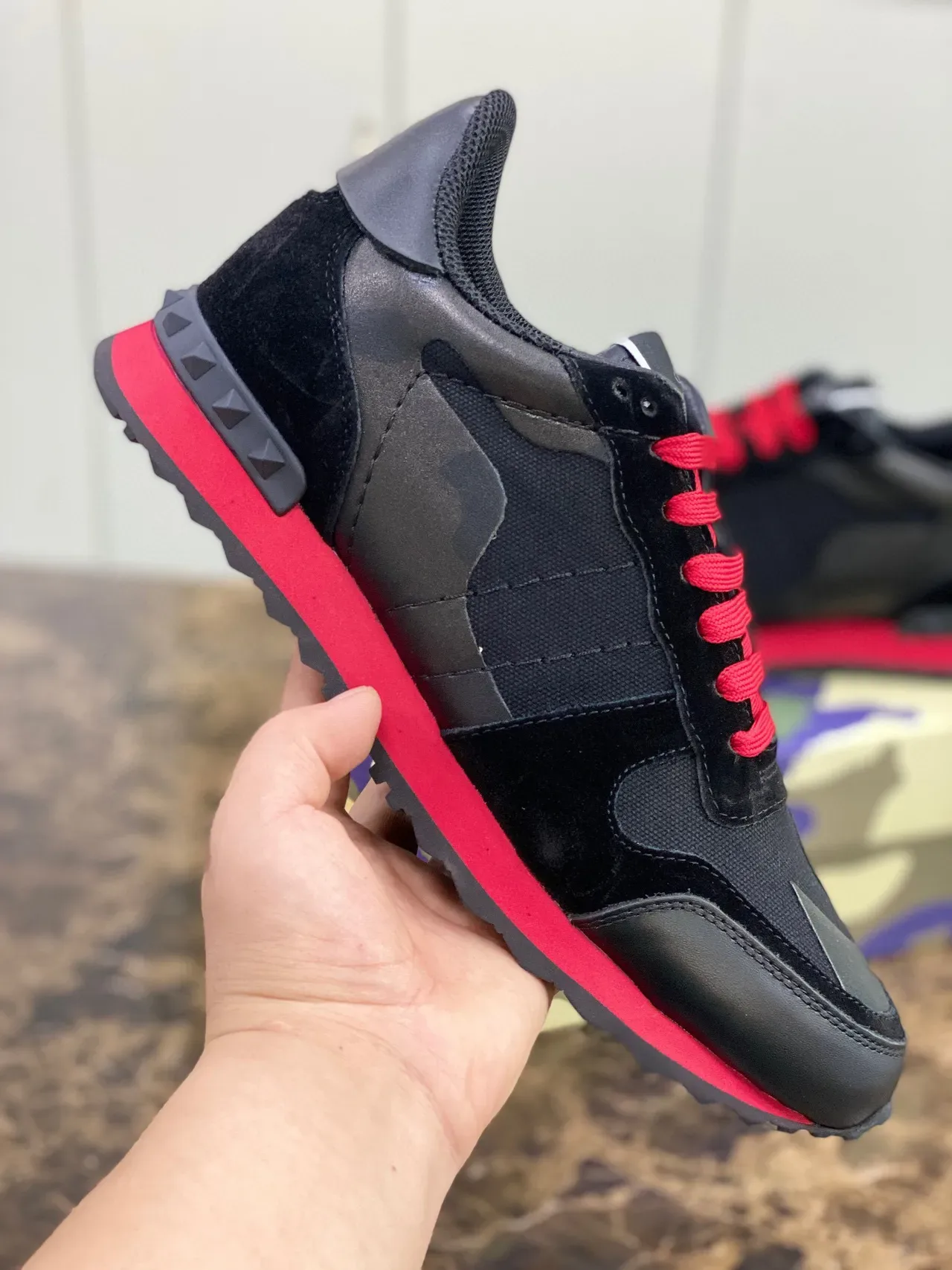 Valentino Sneakers Lifestyle en Matériau Mixte à Panneaux Camo en Noir et Rouge 4