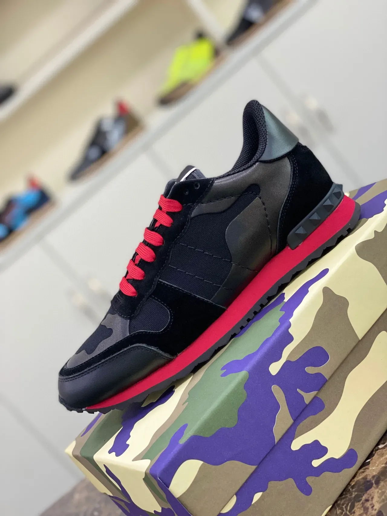 Valentino Sneakers Lifestyle en Matériau Mixte à Panneaux Camo en Noir et Rouge 5