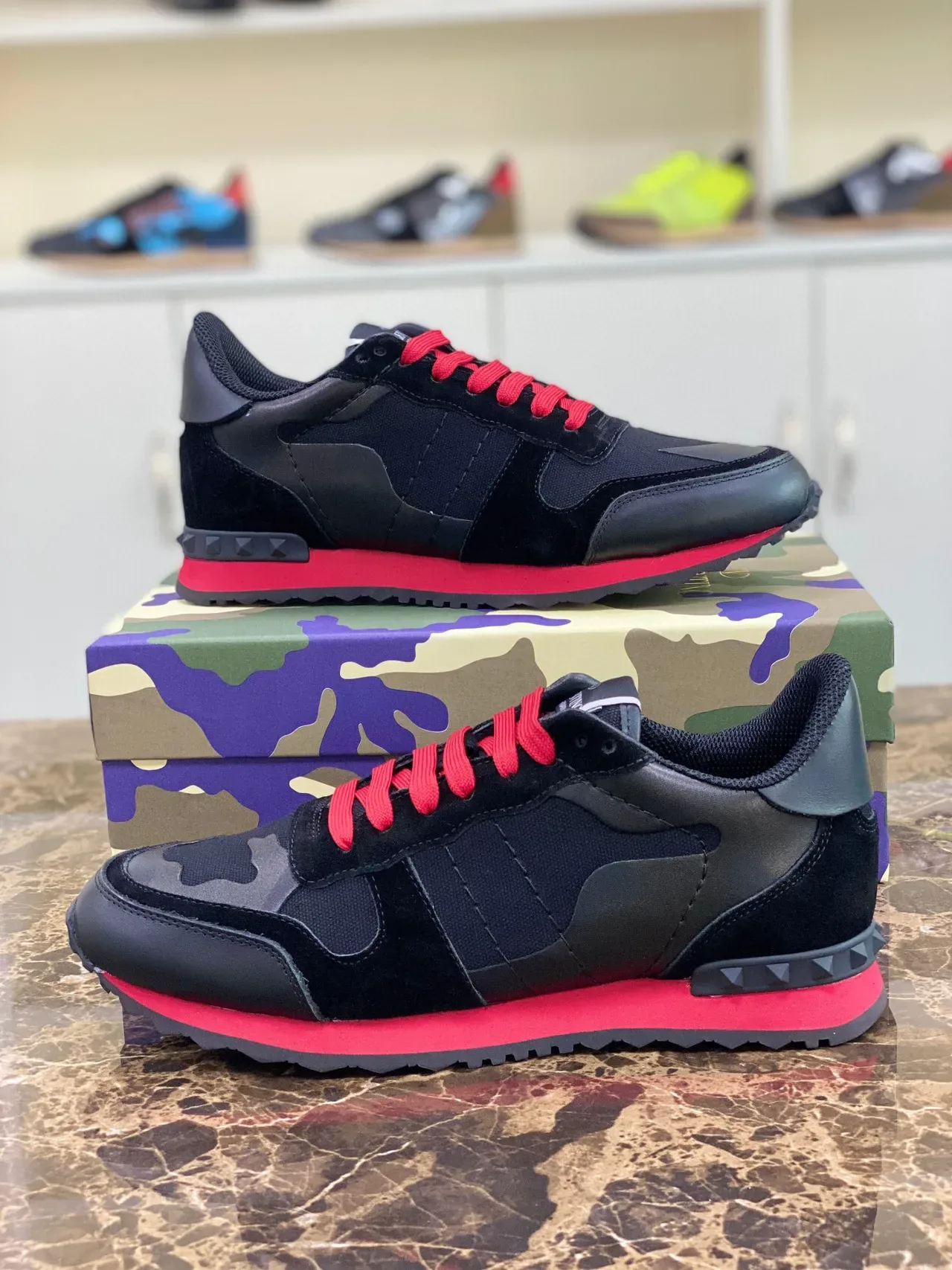 Valentino Sneakers Lifestyle en Matériau Mixte à Panneaux Camo en Noir et Rouge 6