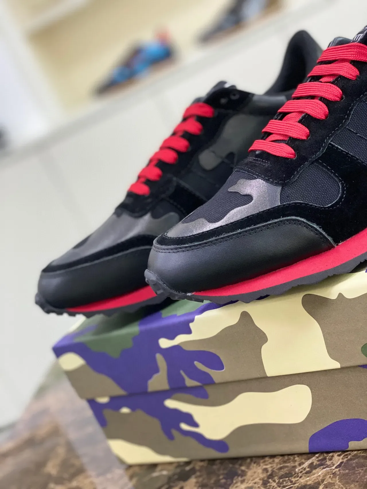 Valentino Sneakers Lifestyle en Matériau Mixte à Panneaux Camo en Noir et Rouge 7