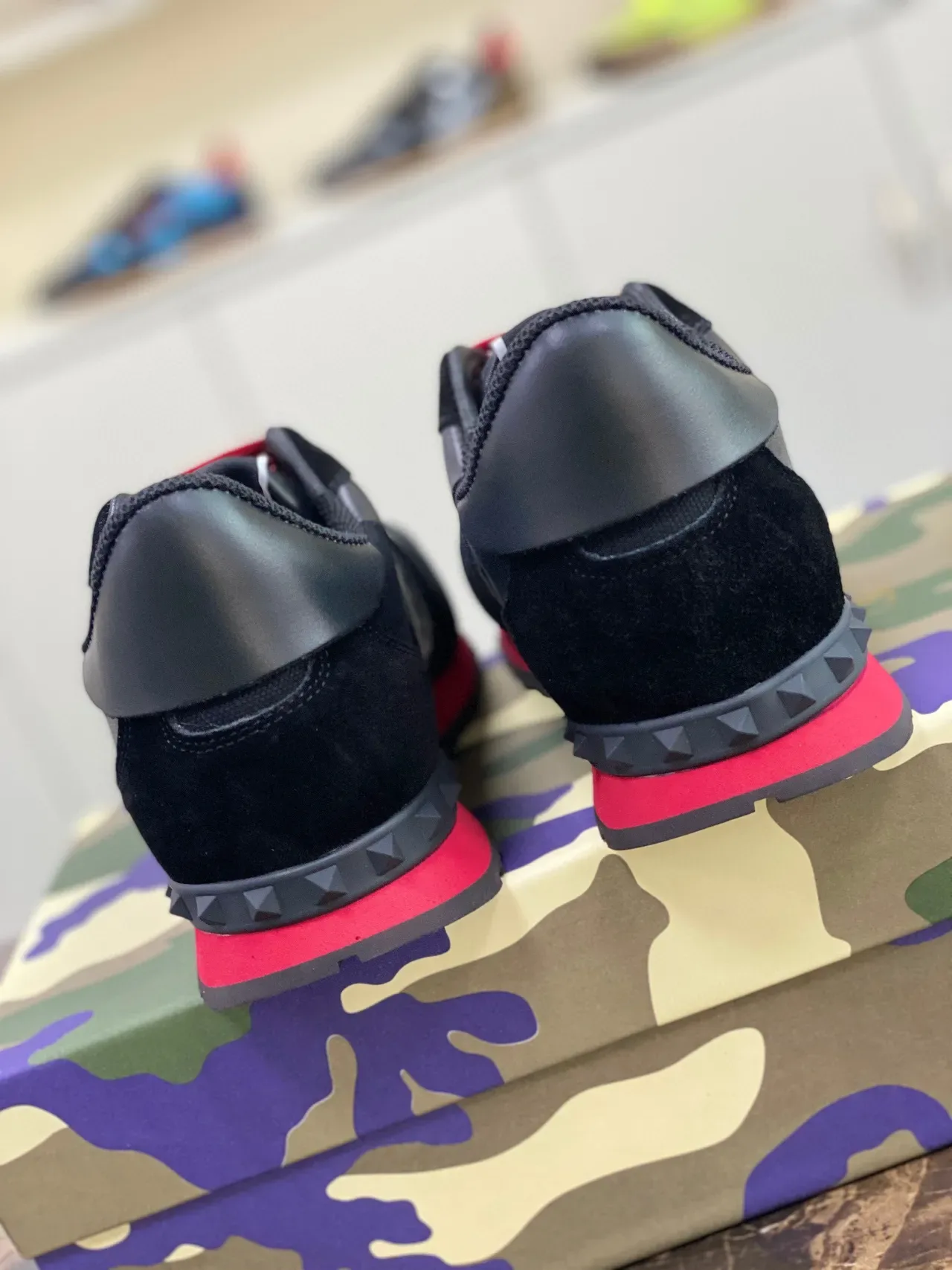 Valentino Sneakers Lifestyle en Matériau Mixte à Panneaux Camo en Noir et Rouge 8