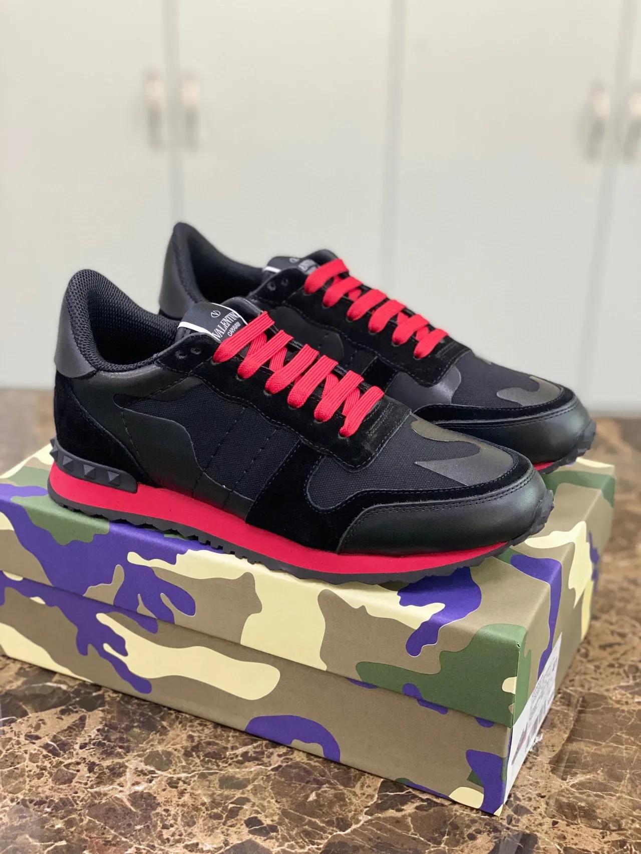 Valentino Sneakers Lifestyle en Matériau Mixte à Panneaux Camo en Noir et Rouge 9