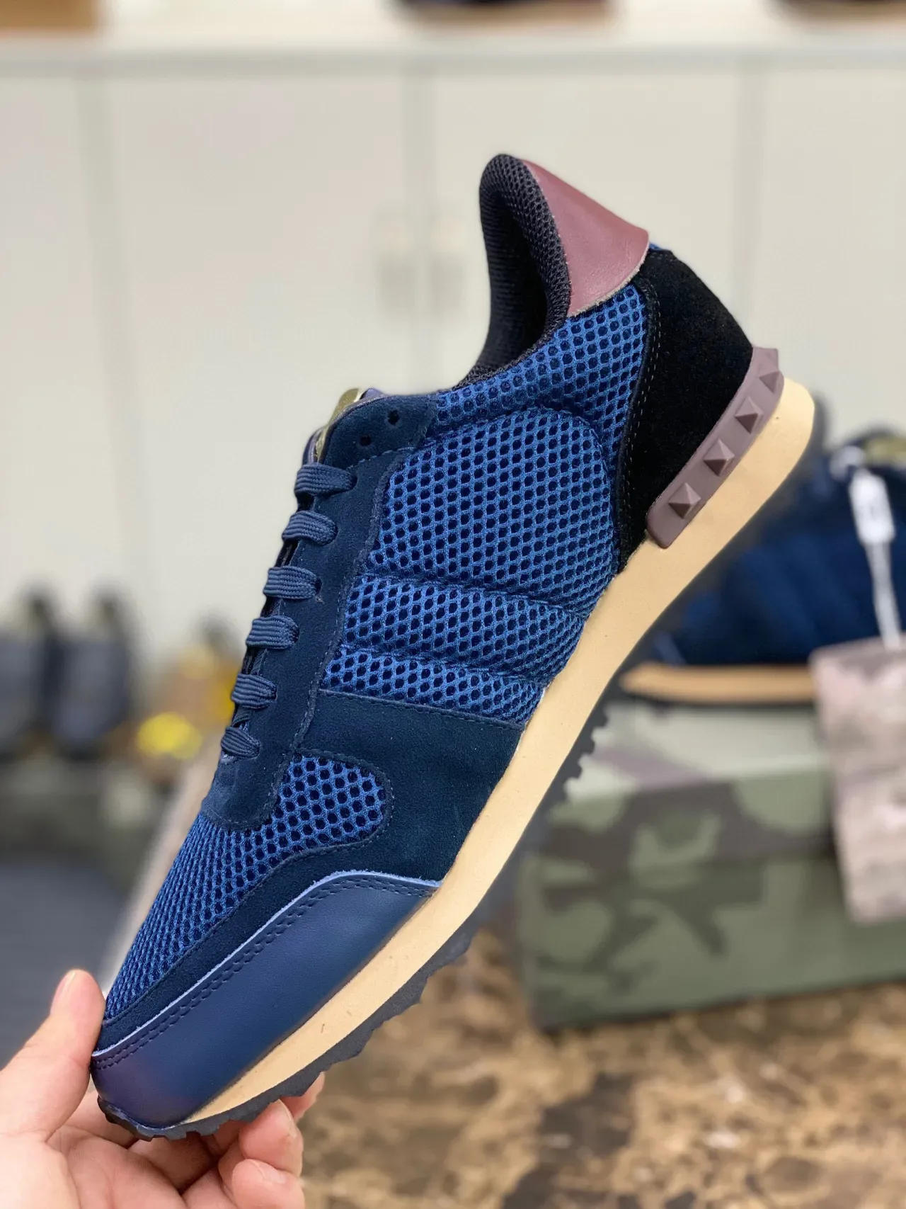 Valentino Navy Burgundy avec upper hybride mesh-suede, détail de talon pyramid stud, sneakers lifestyle 2