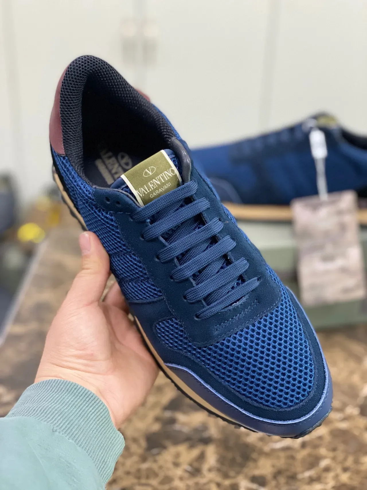 Valentino Navy Burgundy avec upper hybride mesh-suede, détail de talon pyramid stud, sneakers lifestyle 3