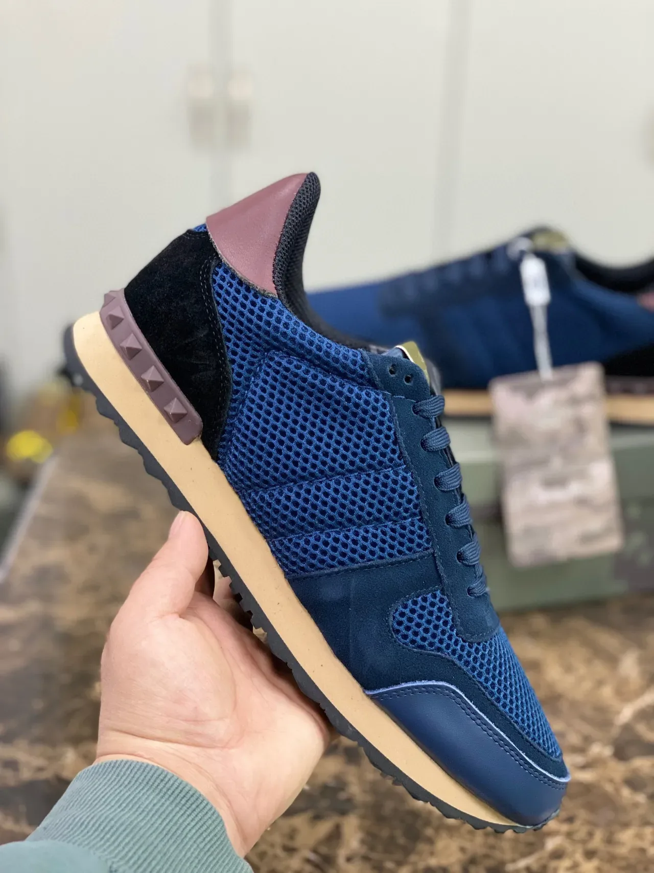 Valentino Navy Burgundy avec upper hybride mesh-suede, détail de talon pyramid stud, sneakers lifestyle 4