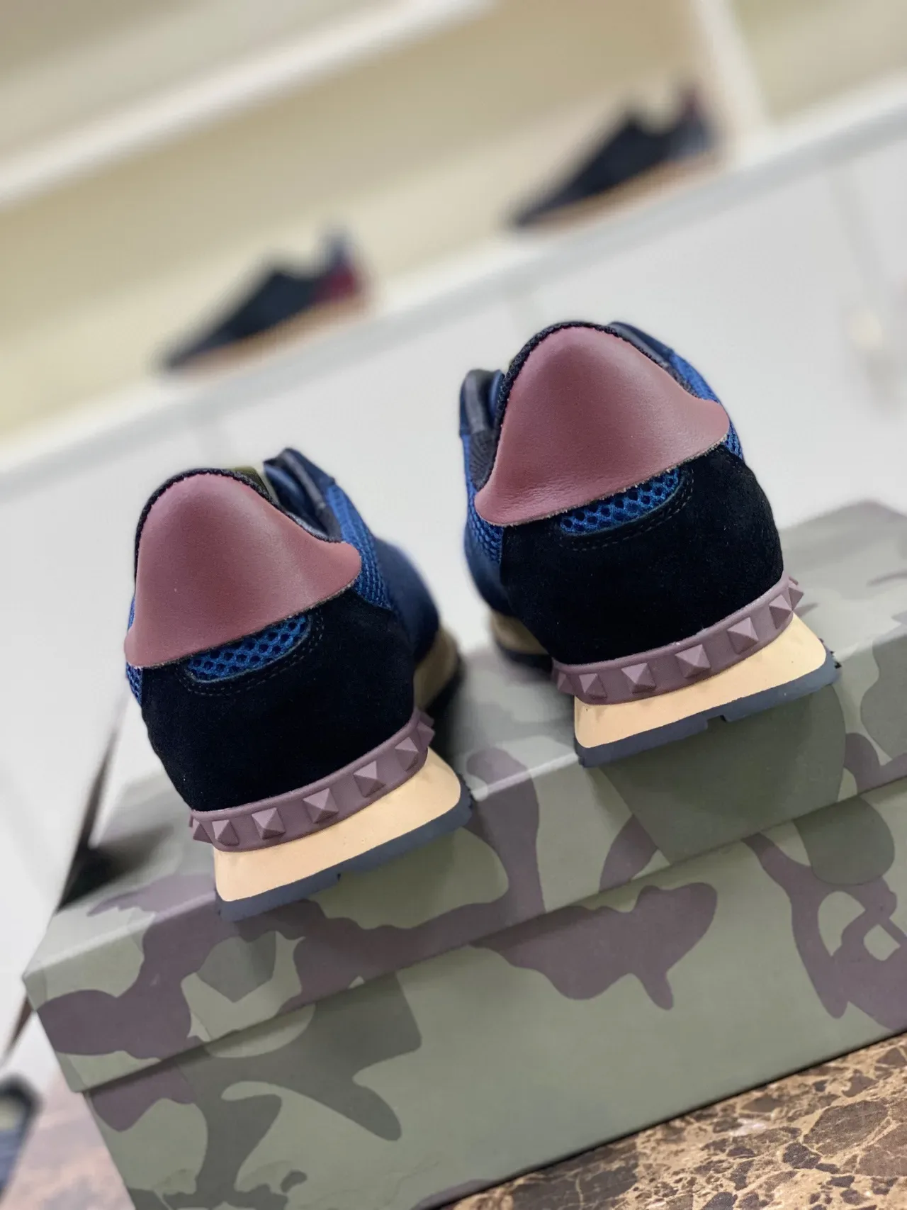 Valentino Navy Burgundy avec upper hybride mesh-suede, détail de talon pyramid stud, sneakers lifestyle 5