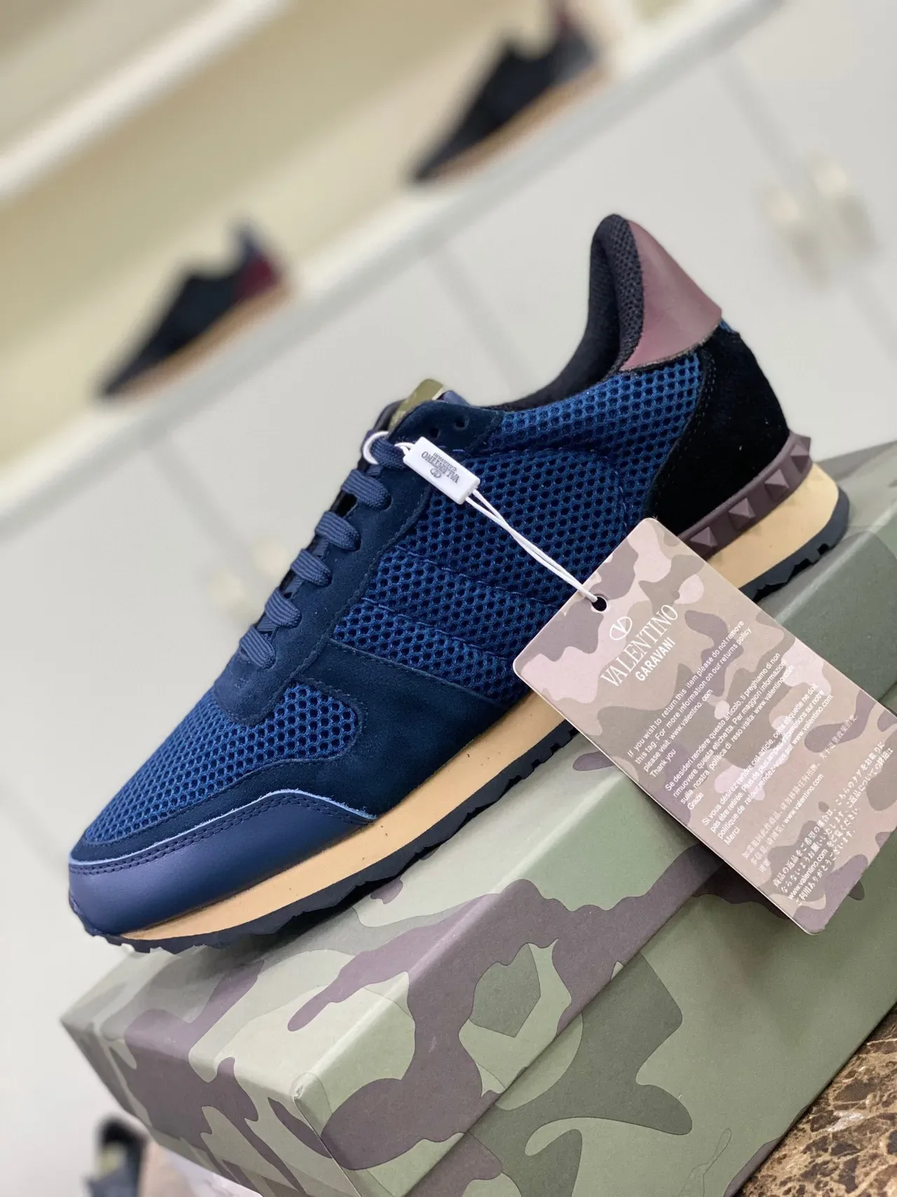 Valentino Navy Burgundy avec upper hybride mesh-suede, détail de talon pyramid stud, sneakers lifestyle 6