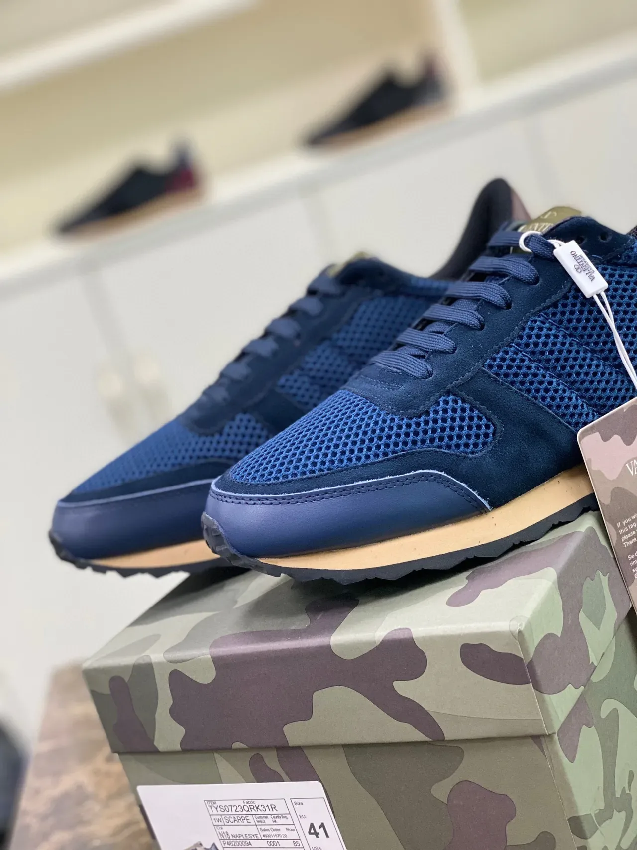 Valentino Navy Burgundy avec upper hybride mesh-suede, détail de talon pyramid stud, sneakers lifestyle 7