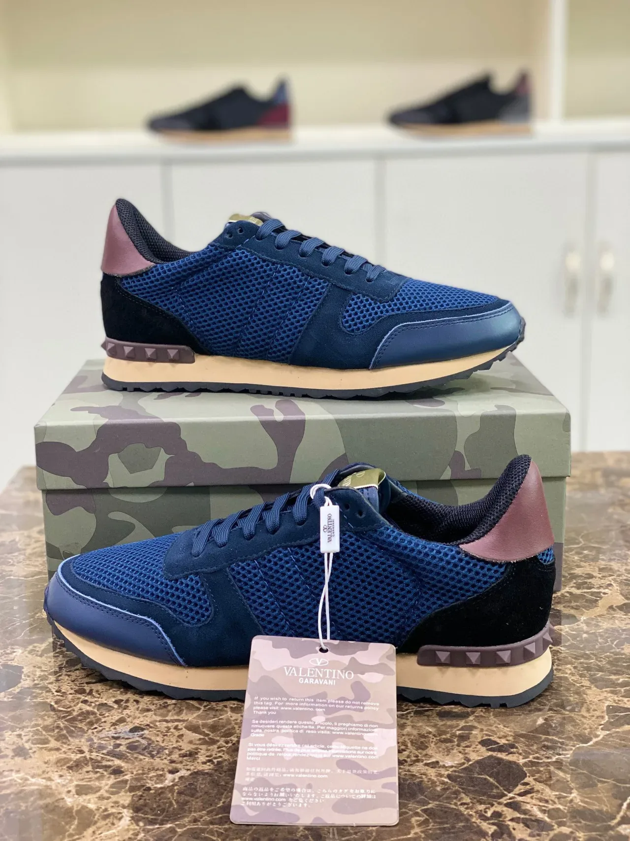 Valentino Navy Burgundy avec upper hybride mesh-suede, détail de talon pyramid stud, sneakers lifestyle 8