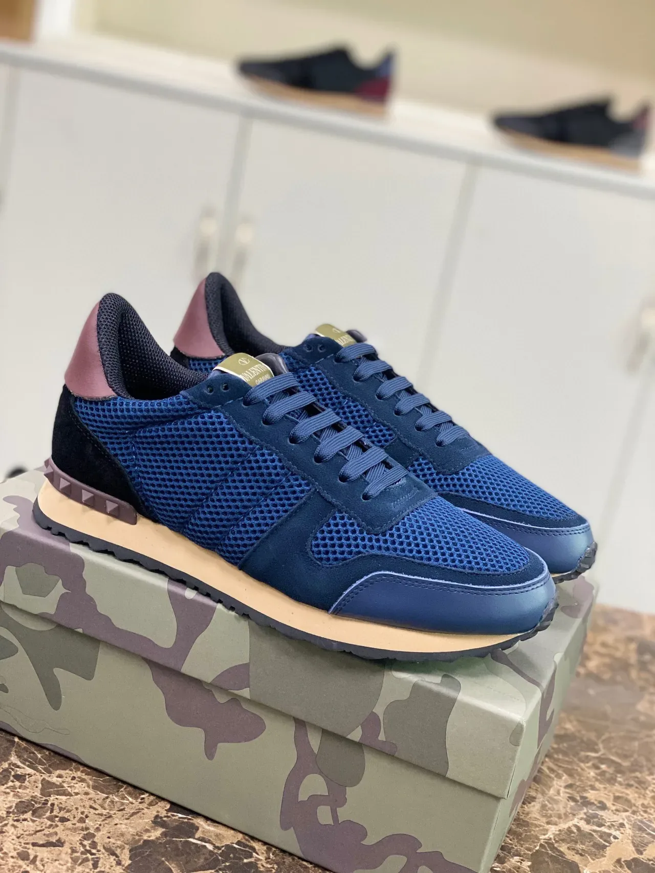 Valentino Navy Burgundy avec upper hybride mesh-suede, détail de talon pyramid stud, sneakers lifestyle 9