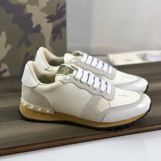 Valentino Rockstud Zapatillas lifestyle con tacón de tachuelas piramidales de material mixto superior beige y oro