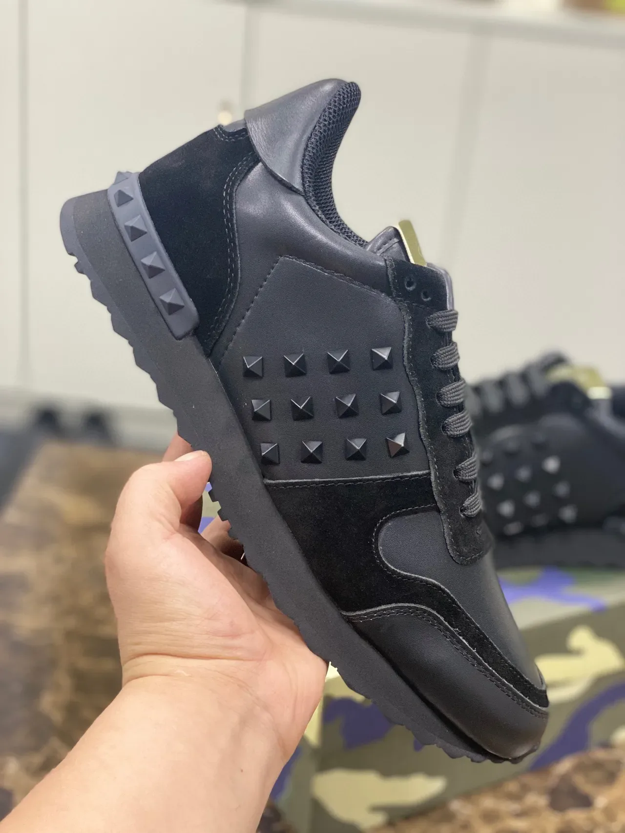 Valentino Rockstud Zapatos Lifestyle con Studs de Pirámide de Cuero y Ante Negro 3