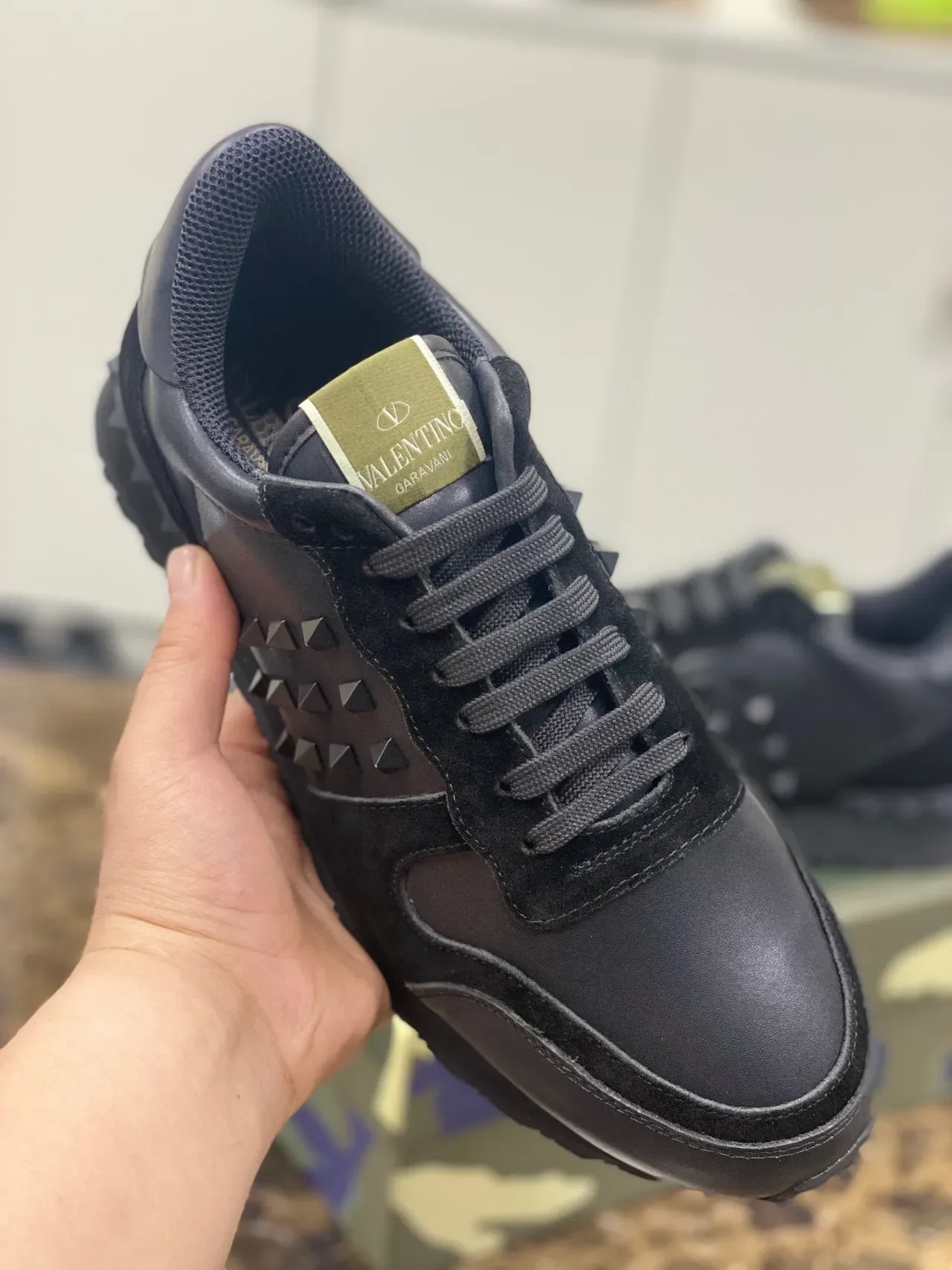 Valentino Rockstud Zapatos Lifestyle con Studs de Pirámide de Cuero y Ante Negro 4