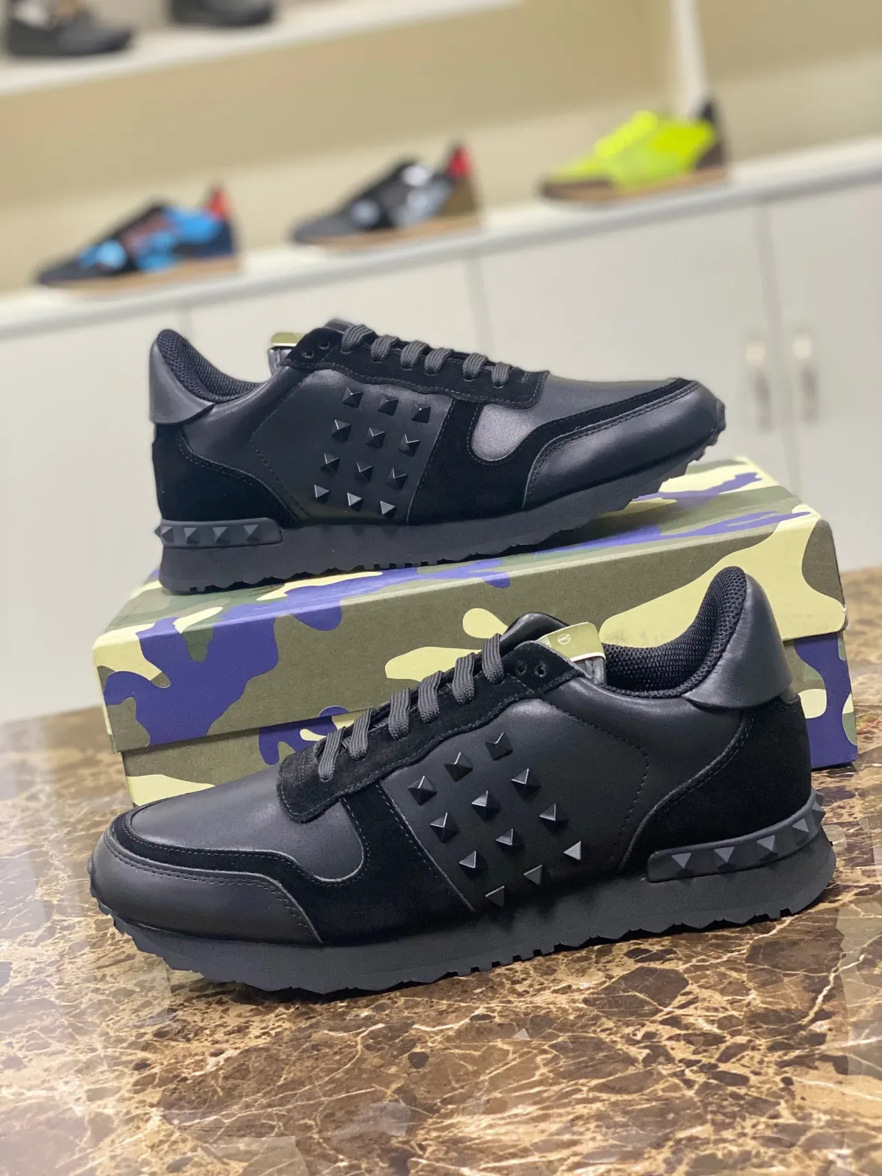 Valentino Rockstud Zapatos Lifestyle con Studs de Pirámide de Cuero y Ante Negro 7