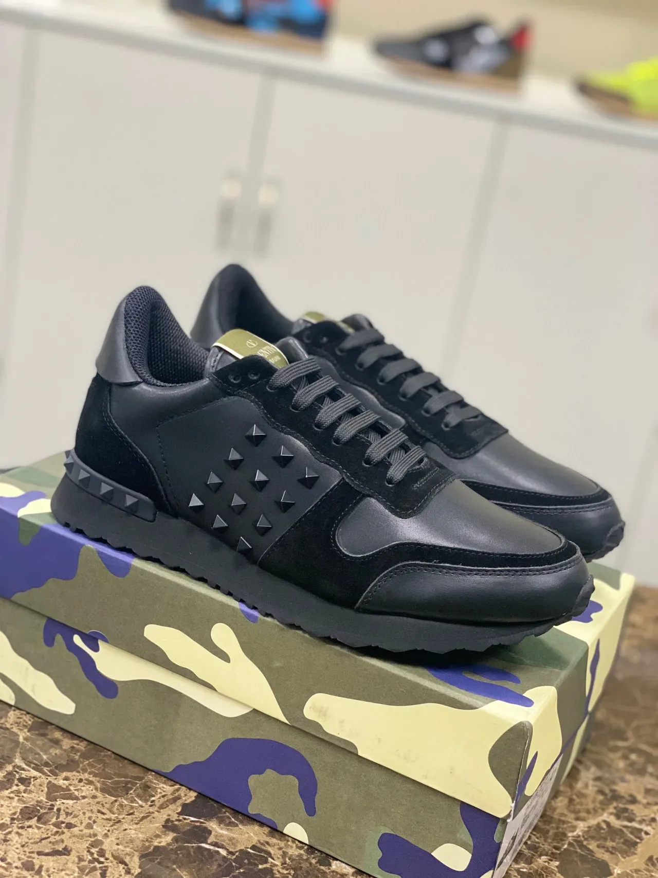 Valentino Rockstud Zapatos Lifestyle con Studs de Pirámide de Cuero y Ante Negro 9