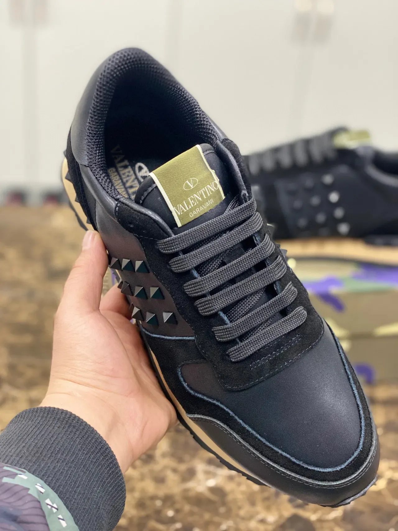 Valentino Rockstud Tênis Lifestyle de Couro e Camurça Preto com Detalhe de Tachas 3