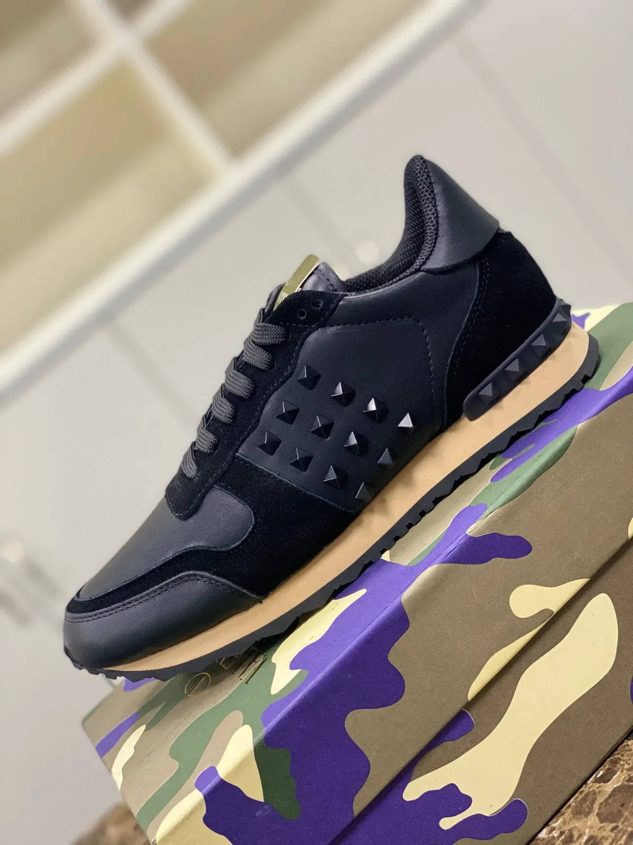 Valentino Rockstud Tênis Lifestyle de Couro e Camurça Preto com Detalhe de Tachas 5