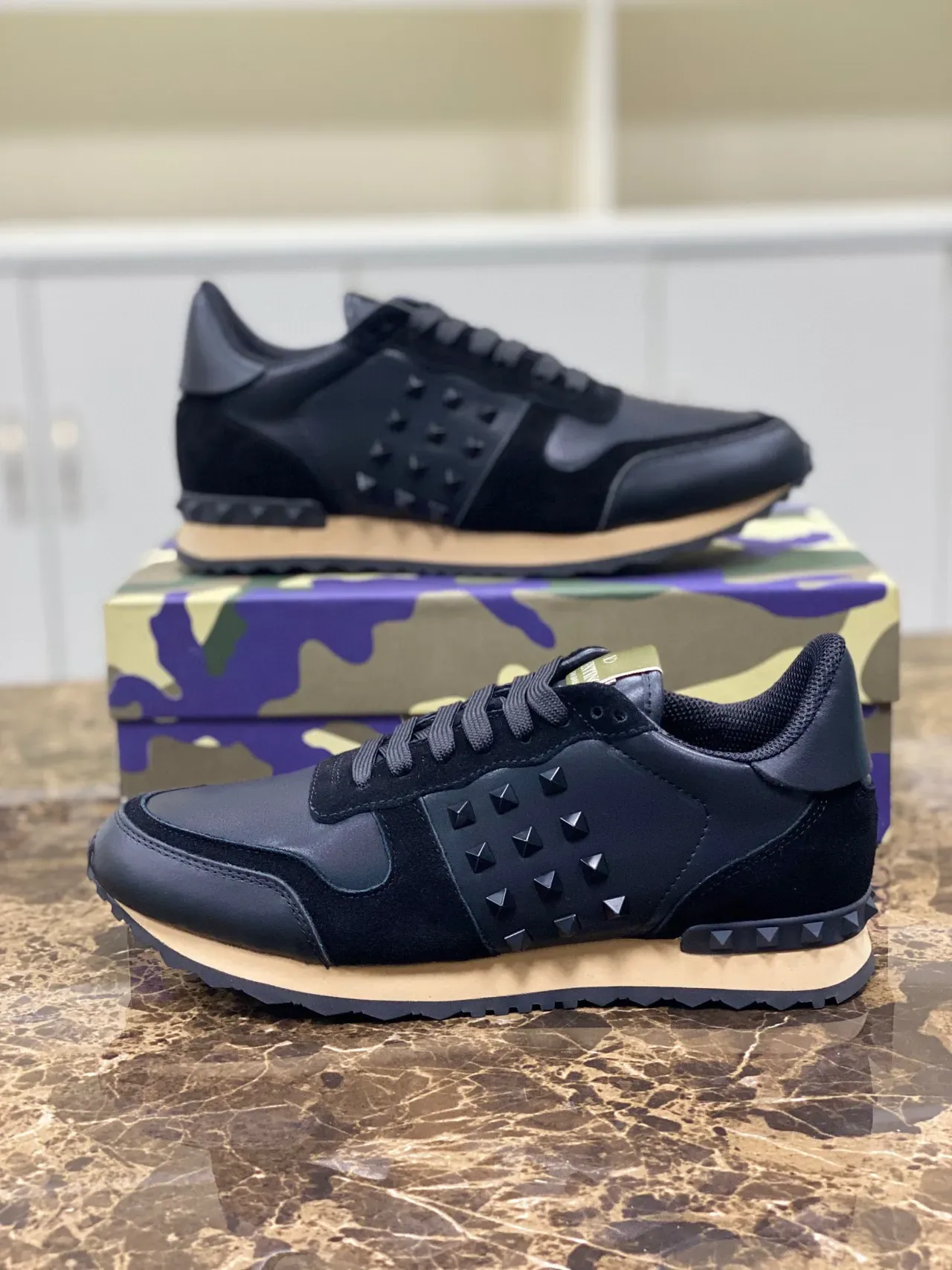 Valentino Rockstud Tênis Lifestyle de Couro e Camurça Preto com Detalhe de Tachas 6