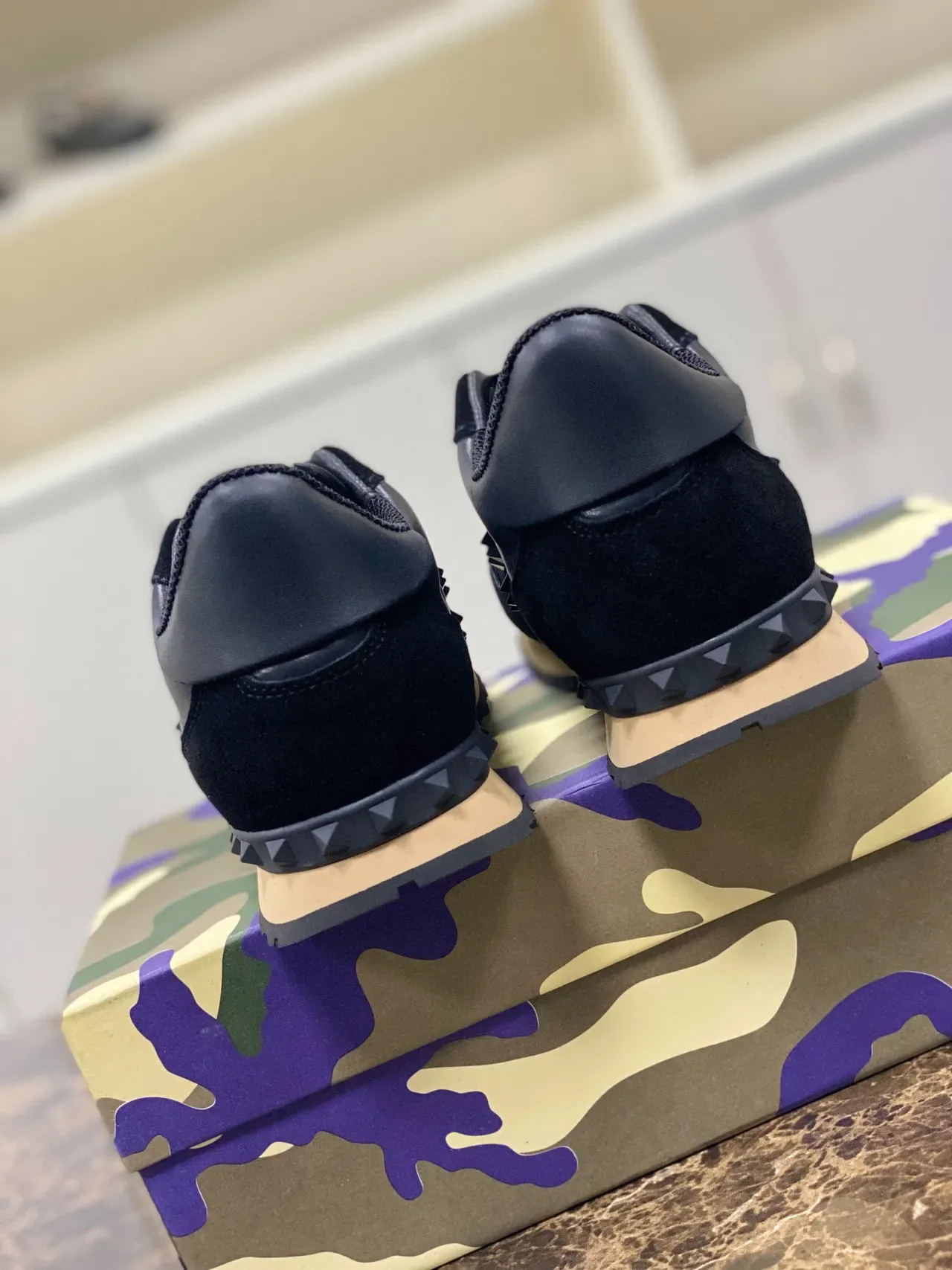 Valentino Rockstud Tênis Lifestyle de Couro e Camurça Preto com Detalhe de Tachas 7