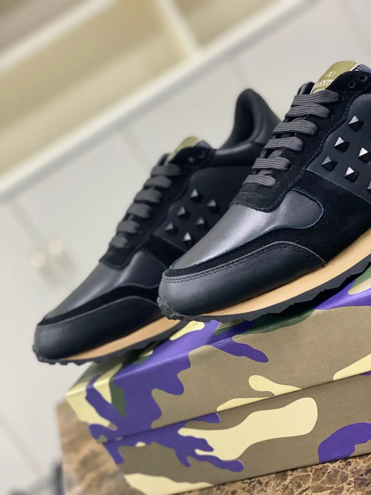 Valentino Rockstud Tênis Lifestyle de Couro e Camurça Preto com Detalhe de Tachas 8