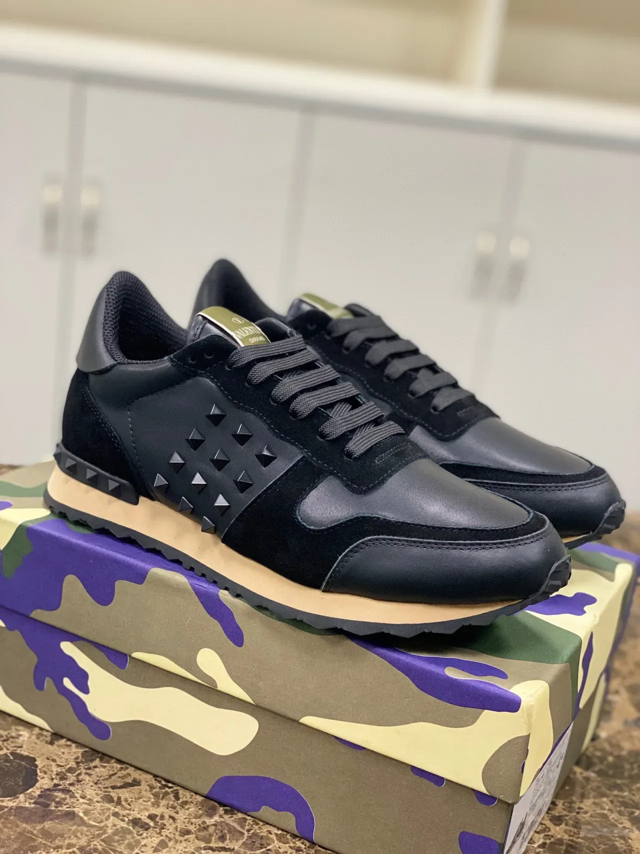Valentino Rockstud Tênis Lifestyle de Couro e Camurça Preto com Detalhe de Tachas 9