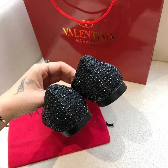 Valentino Rockstud مزين بالكريستال رأس مدبب لوفر 2