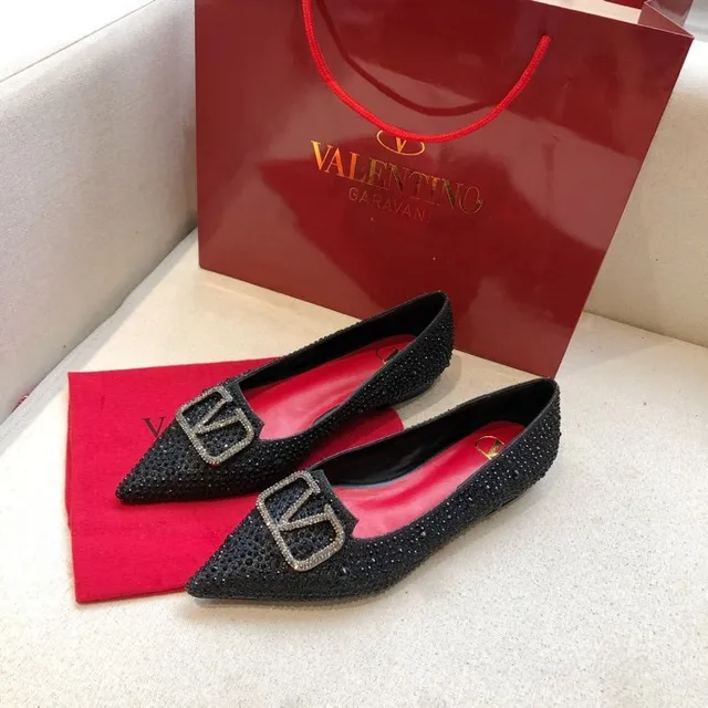 Valentino Rockstud مزين بالكريستال رأس مدبب لوفر 7