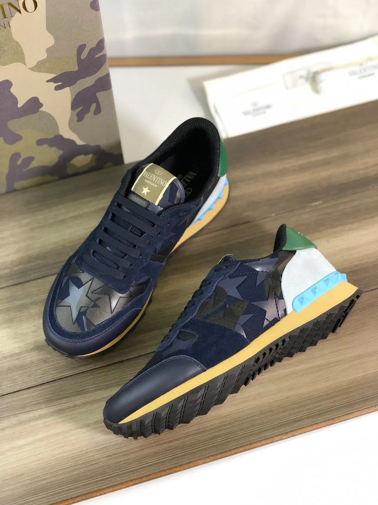 Valentino Rockstud Runner sneakers lifestyle marine vert bleu motif étoile 4
