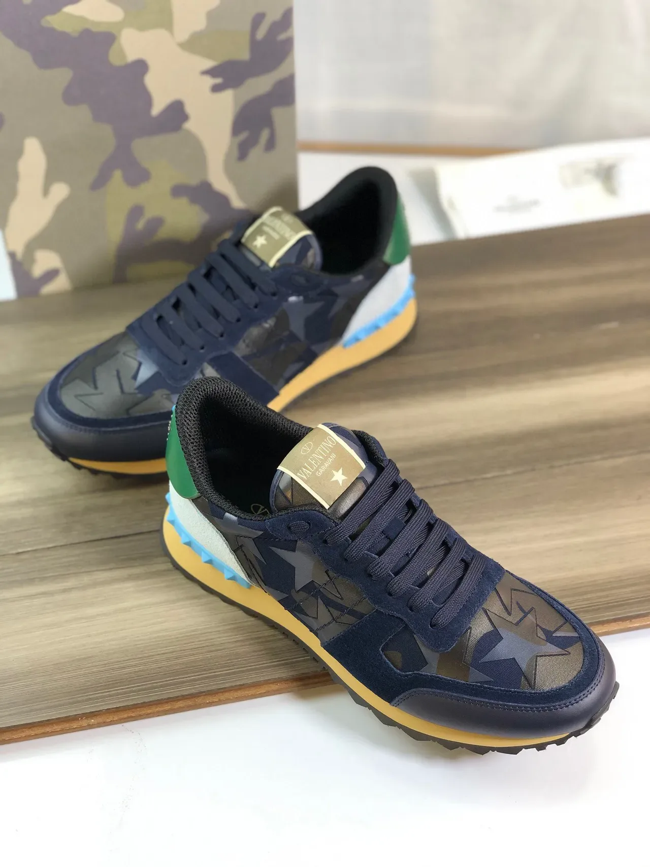Valentino Rockstud Runner sneakers lifestyle marine vert bleu motif étoile 5