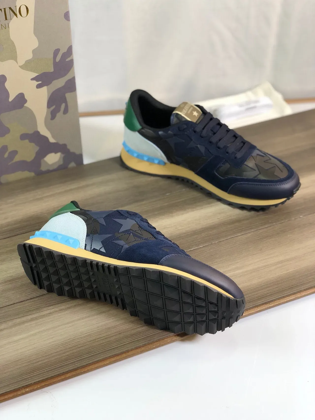 Valentino Rockstud Runner sneakers lifestyle marine vert bleu motif étoile 6