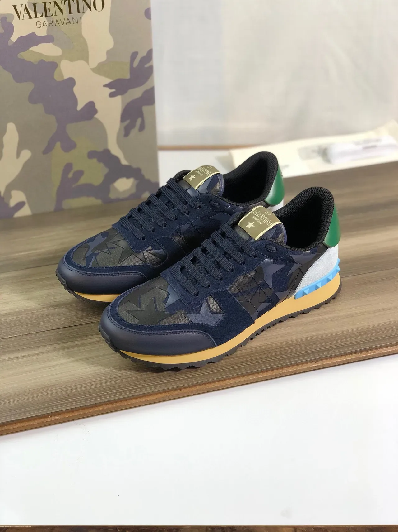 Valentino Rockstud Runner sneakers lifestyle marine vert bleu motif étoile 7