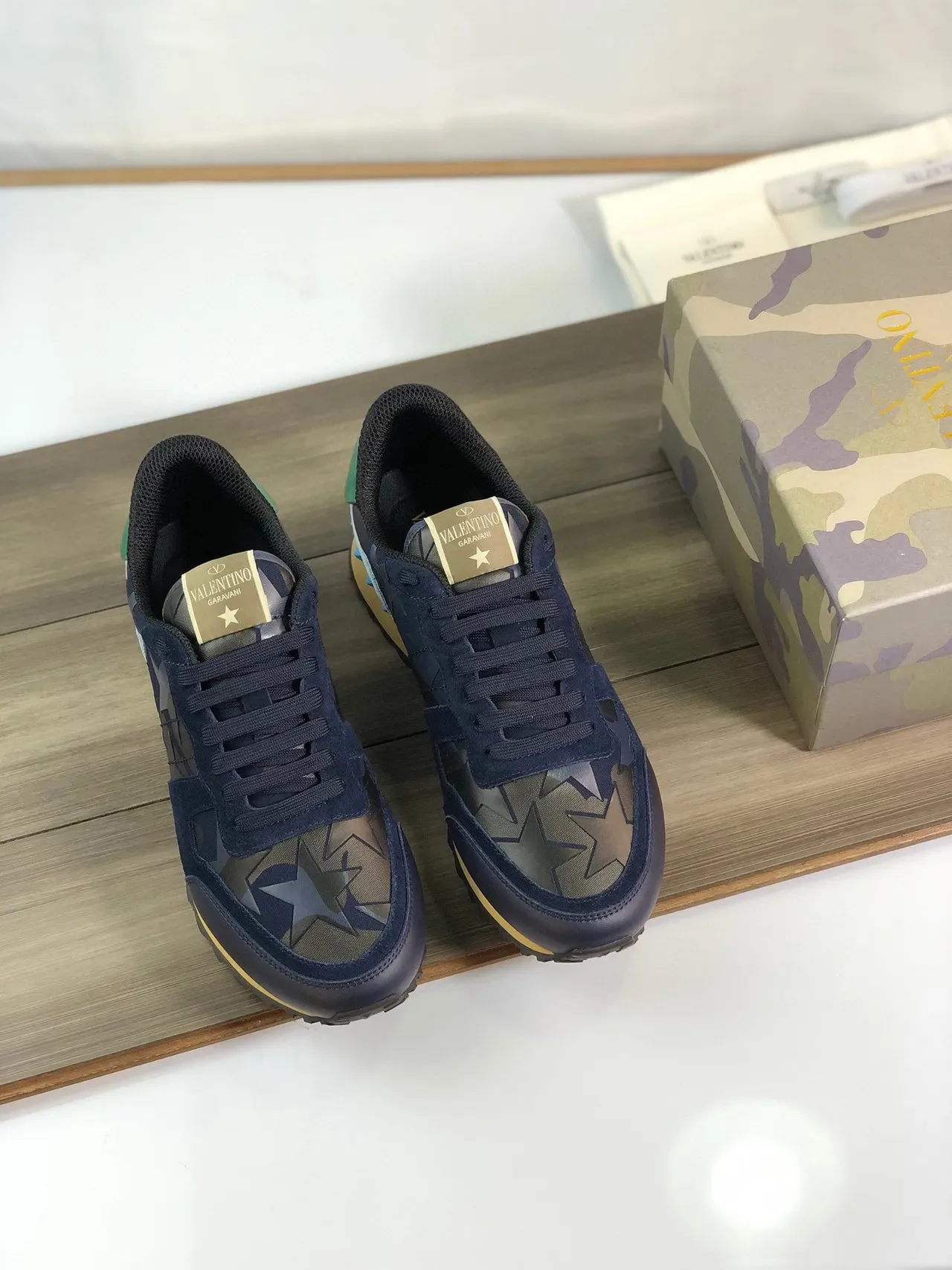 Valentino Rockstud Runner sneakers lifestyle marine vert bleu motif étoile 9