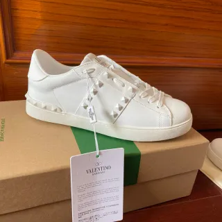 Valentino Rockstud Zapatillas lifestyle de cuero blanco con studs pirámide