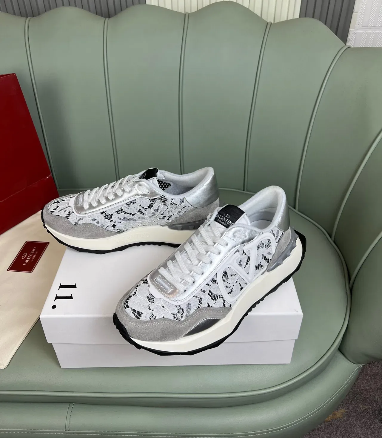 Valentino Argent Noir Maille avec Motif de Dentelle Supérieur Oversized Logo Blanc V Sneakers Lifestyle 9