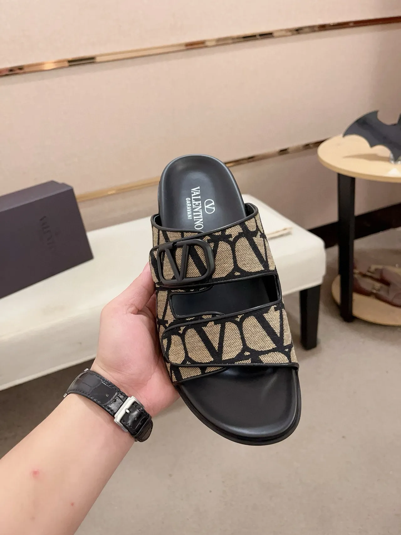 Valentino VLogo سلايد بيج مونوغرام حزام أسود نعال 2