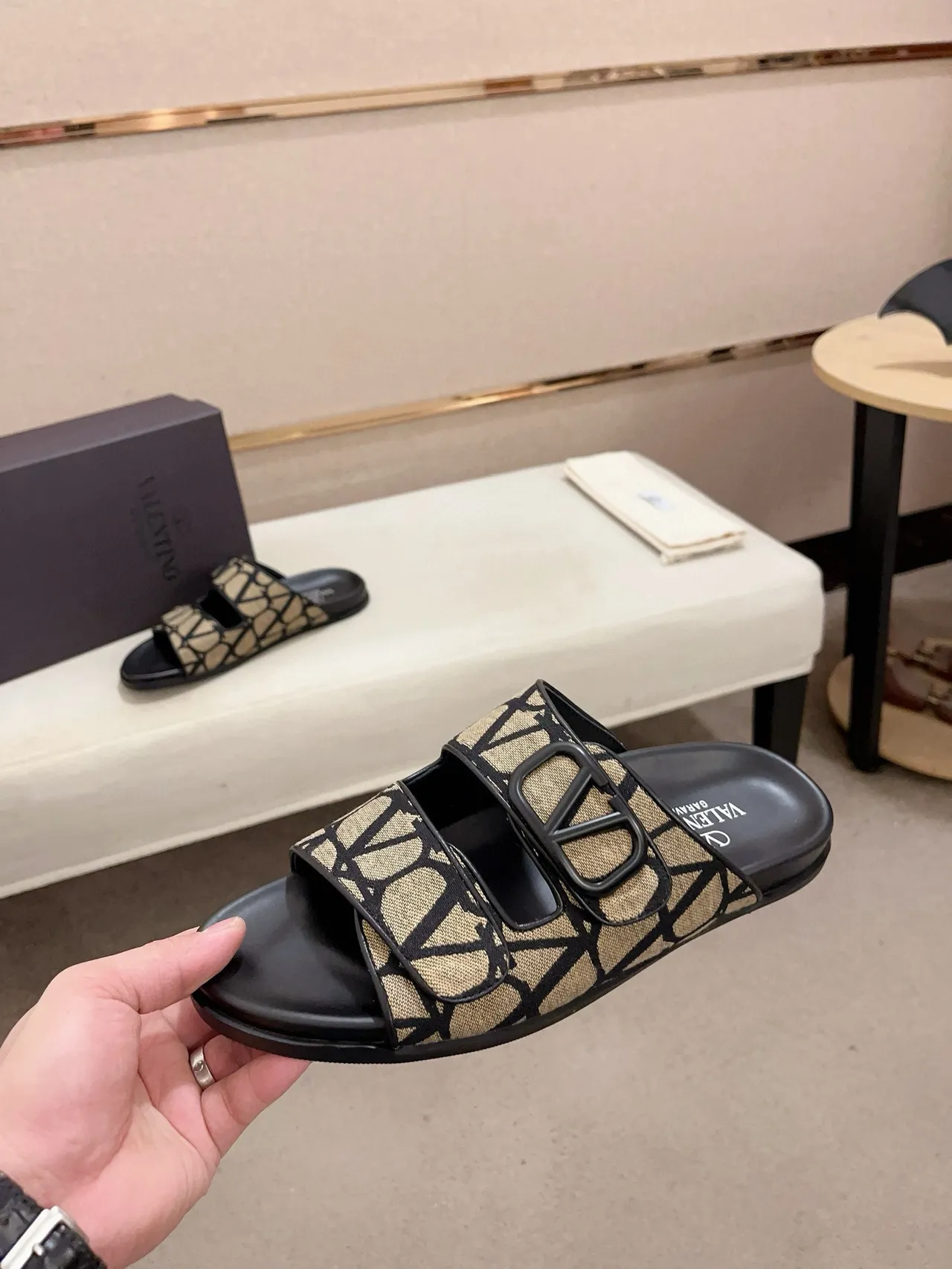 Valentino VLogo سلايد بيج مونوغرام حزام أسود نعال 3